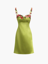 Kurzes Satinkleid mit Blumenmuster
